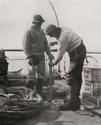 Dr. Wilson und Dr. Atkinson laden die Harpunenkanone, um 1910 1913, 1913