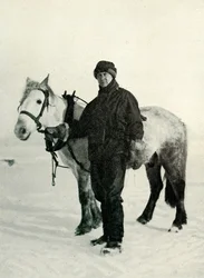 Dr. Wilson und Pony Nobby, ca. 1911, 1913