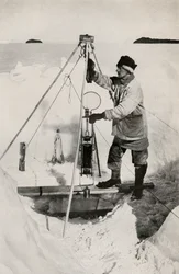 E. W. Nelson mit der Nansen-Petersen isolierten Wasserflasche, um 1911, 1913