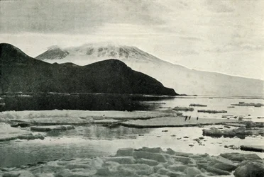 Eintritt in den McMurdo-Sund - Kap Bird und Mount Erebus, um 1910-1913