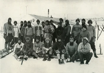 Die Hauptgruppe am Kap Evans nach dem Winter, 1911-1913