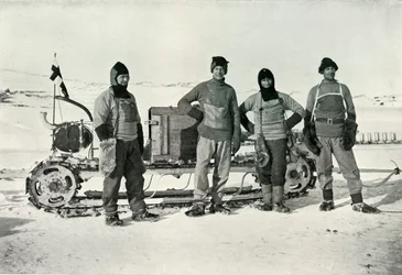 Die Motorparty von links nach rechts - Lashly, B.C. Day, Leutnant Evans, Hooper, Oktober 1911, 1913