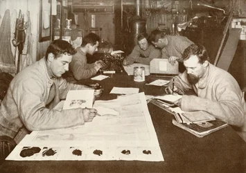 Winterarbeit von links nach rechts - Debenham, Cherry-Garrard, Bowers, Evans, Taylor, ca. 1911, 1913
