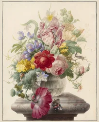 Blumen in einer Glasvase und ein Schmetterling