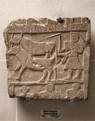 HIMYARITISCHE KUNST: Relief mit Arbeitsszene. Jemen, 2. Jahrhundert v. Chr.