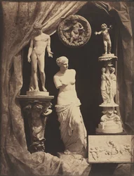 Stillleben mit Statuen und Draperie