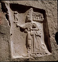 König Tudhaliya geschützt von einer Gottheit (Relief um 1250-1220 v. Chr.)