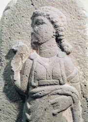 Relief mit der Darstellung einer hethitischen Frau in traditioneller Kleidung, aus Syrien, ca. 1300-1200 v. Chr.