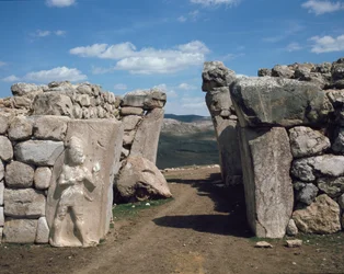 Das Königstor, mit Relief links den Kriegsgott darstellend