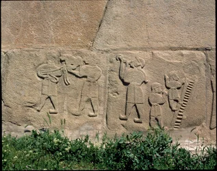 Ansicht des Reliefsockels des Sphinx-Tors