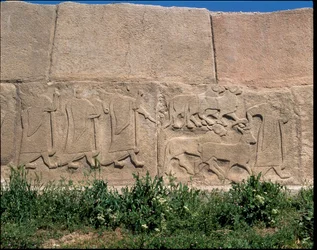 Ansicht des Reliefsockels des Sphinx-Tors