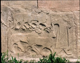 Ansicht der Reliefbasis des Sphinx-Tores