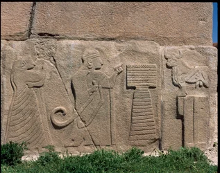 Ansicht der Reliefbasis des Sphinx-Tores