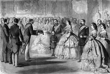 Königin Isabella II. von Spanien (Isabella von Bourbon) (1830-1904) erhielt das Großkreuz der Ehrenlegion im Namen ihres Sohnes, des Prinzen von Asturien. Anwesend sind: Napoleon III. (1808-1873) und Prinz Imperial (1856-1879)