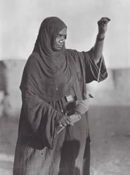 Afrika: Bisharin-Frau beim Spinnen, Nubische Wüste