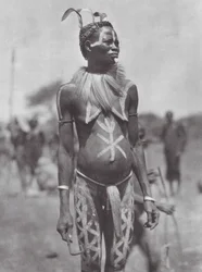 Afrika: Nuba-Frau mit Festschmuck
