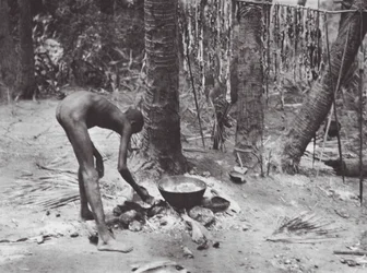 Afrika: Nuer kochen Krokodilfleisch