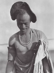 Afrika: Shilluk-Krieger mit Kapuzenfrisur