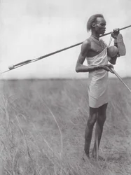 Afrika: Reisender Dinka-Krieger (s/w Foto)