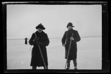 Arne Homén und Guido Simberg beim Skifahren auf dem Eis