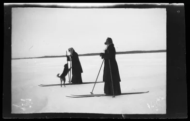 Blenda und Elsa Simberg beim Skifahren, auch Balu auf der Skitour