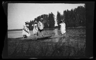 Kinder spielen am Strand