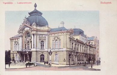 Postkarte, die das Vigszinhaz (Komödientheater) am Grand Boulevard in Budapest zeigt, ca. 1900 (nach einem Farbfoto)