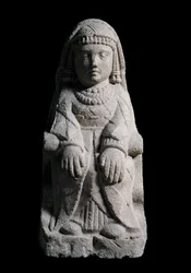 Sitzende Dame. Kalksteinskulptur, 4.-2. Jahrhundert v. Chr.