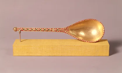 Ein zeremonieller Löffel, geschmückt mit Rubinen, Smaragden und einem Diamanten, Mughal