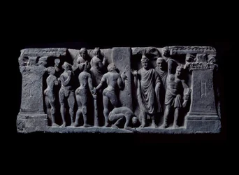 Kunst von Gandhara (oder Greco-Buddhismus): „Bogenschützen von Devadatta greifen Gautama Buddha an“ Relief der Gandhara-Schule - 2. bis 4. Jahrhundert - Indian Museum, Kalkutta, Indien