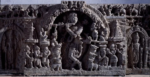 Hinduismus: „Krishna als Venugopala, Meister der Flötenkühe“ Schwarze Steinskulptur, mittlerer Teil. 12. Jahrhundert aus Halebidu, Mysore - Kalkutta, Indian Museum