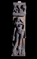 Hinduismus: Darstellung eines Yakshini-Naturgeistes (Yaksi), der einen Käfig und einen Papagei hält und auf einem Zwerg steht - Eine Yaksi mit einem Papagei und einem Käfig, die auf einem Zwerg steht. Skulptur aus Mathura, Sandstein, 2. Jahrhundert