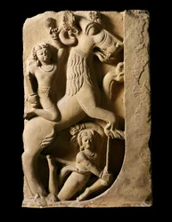 Indische Kunst: Greif mit zwei Kriegern