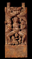 Indische Kunst: Darstellung der Muttergöttin Mahamai bei der Geburt. Holzrelief aus dem 18. Jahrhundert, Privatsammlung
