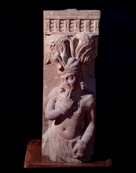 Rishyasringa, ein Junge mit den Hörnern eines Hirsches, ekstatisch nach seiner ersten sexuellen Erfahrung (Rotsandstein-Skulptur, Kushan-Reich)