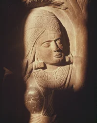 Der Kopf einer Yakshini, vom Tor eines buddhistischen Stupa in Bharhut, Madhya Pradesh, Späte Maurya-Periode, Sunga-Dynastie (180-72 v. Chr.)
