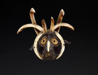 Mundmaske, wahrscheinlich den Kopf eines Hahns darstellend