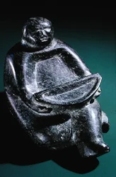 Figur mit Opfergefäß, aus Cape Dorset