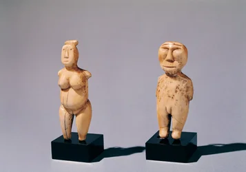 Zwei Statuetten eines Mannes und einer Frau, aus der Beringstraße