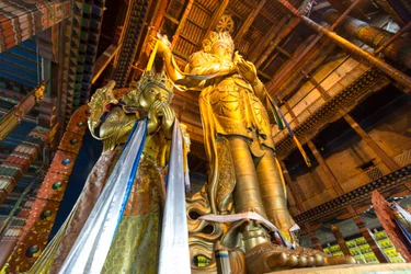 Eine Statue von Migjid Janraisig im Gandantegchinlen-Kloster, einem tibetischen Kloster, 2013 (Foto)