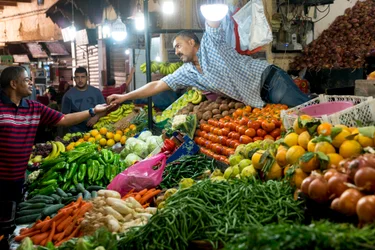 Ein Verkäufer in einem Souk in Fes, Marokko, 2017 (Foto)