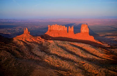 Luftaufnahme von Felsformationen im Monument Valley, Utah