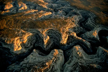 Luftaufnahme einer ausgetrockneten Utah-Mesa - Grand Gulch lieferte Wasser an zahlreiche kleine...