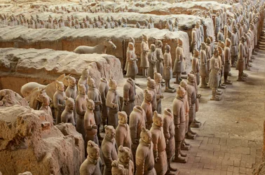 Im Terra-Cotta-Krieger-Museum, Szenen der verschiedenen Krieger im Bereich Grube 1, 2009 (Foto)