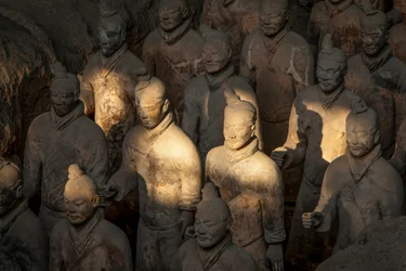 Im Terrakotta-Krieger-Museum, Szenen der verschiedenen Krieger im Bereich Grube 1, 2009 (Foto)