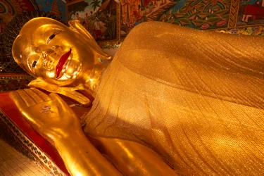 Liegende Buddha-Statue im Wat Phra Pan (Phra Non Mae Puka), Chiangmai, Thailand, 2019 (Foto)