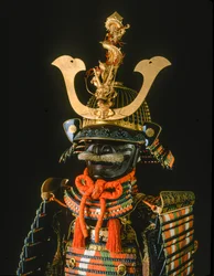 Samurai - Frauenrüstung. Vertikales Wappen, Ikeda-Familie, Hayashibara Kunstmuseum