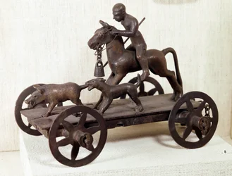 Eisenzeit: Miniaturbronze Merida-Wagen