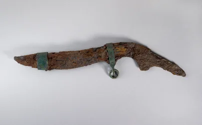 Großes Messer mit Überresten der Scheide, wahrscheinlich aus Sopron, Ungarn, Eisenzeit (Eisen und Holz)