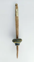 Spinnwirtel mit erhaltenem Holzspindel, aus Hallstatt, Eisenzeit